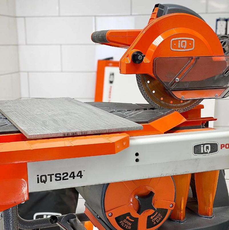 Scie sur table carrelage IQTS244 avec aspiration cyclonique