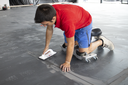 Siège ergonomique à roulettes pour travail à genoux