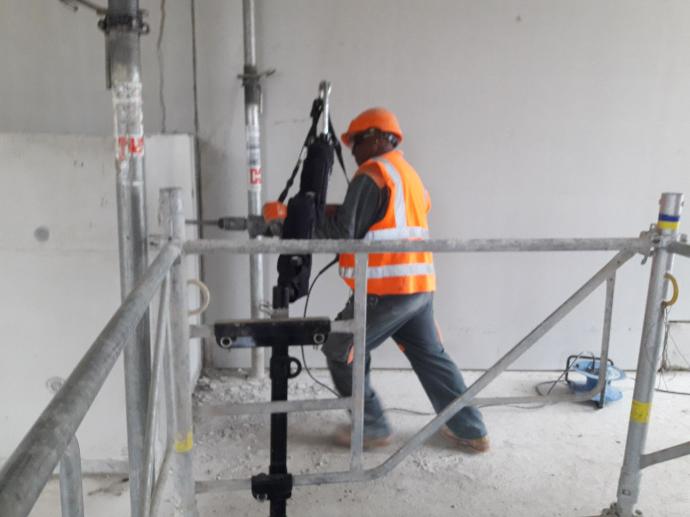 Zero gravity arm with T-bracket for scaffolding